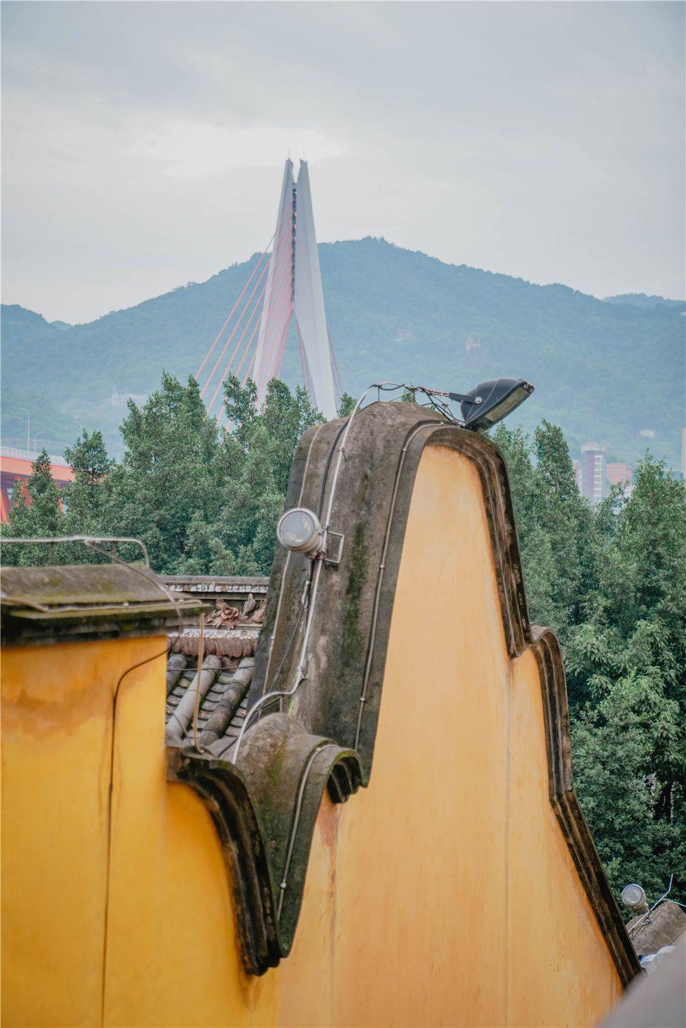 藏在重庆闹市的诗意世界，明黄色的建筑，都是岁月的痕迹