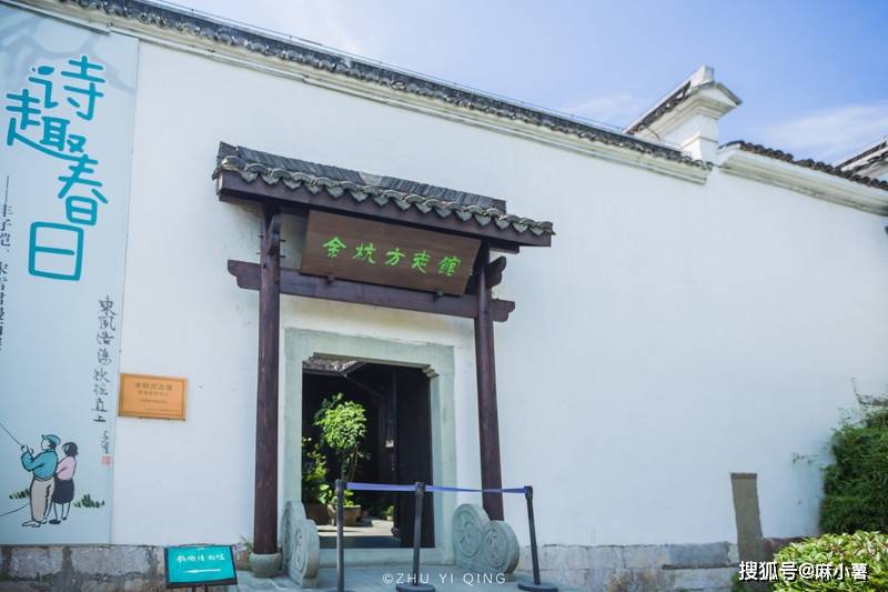 杭州有一座小众古镇，乾隆曾在此立碑，游人不多还能欣赏当地评书