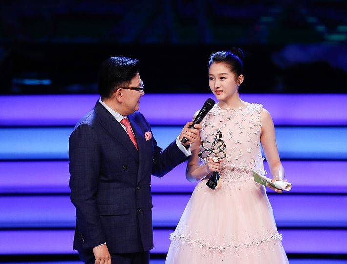 原创关晓彤台词功底强!30秒念新闻稿不卡壳,获央视主持人杨澜夸赞