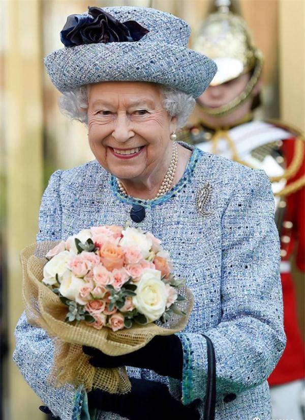 英国王室伊丽莎白二世穿搭时尚经_大衣