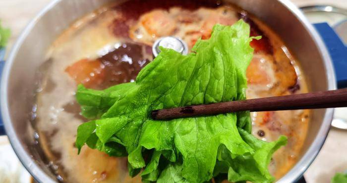吃火锅时垫肉用的生菜到底能不能吃如果不懂装懂只会闹笑话