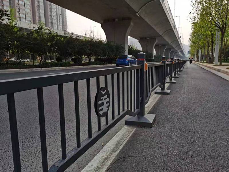 郑州三环线道路全部标配新式隔离护栏02网友这下终于车非分离了