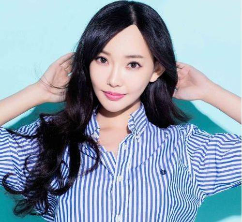 她曾在大二被王晶选中,与周润发合作后走红,今被称为最美晶女郎