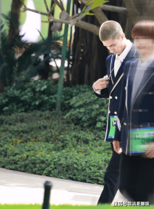 一直觉得米卡很眼熟直到回顾潮流合伙人后那时候他好帅