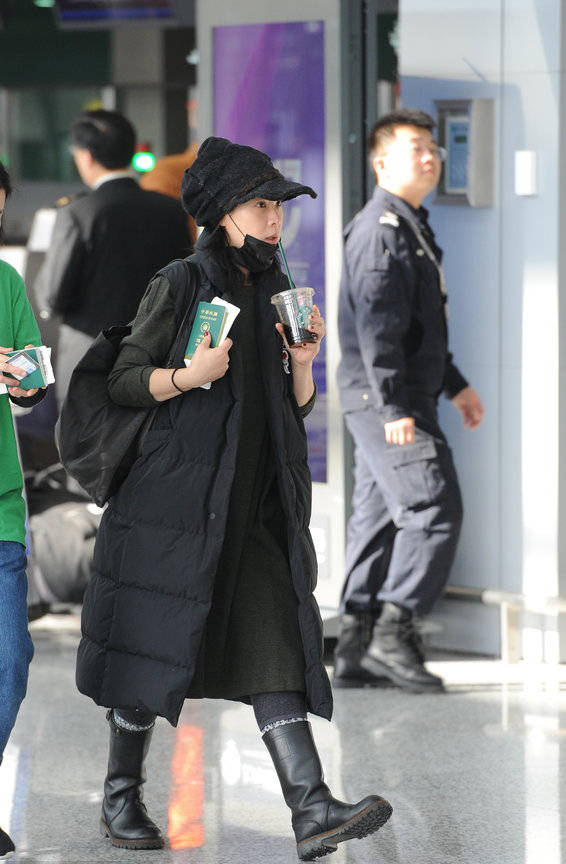 原创刘若英采访的近照51岁皮肤松垮状态真实纯天然的老了也漂亮