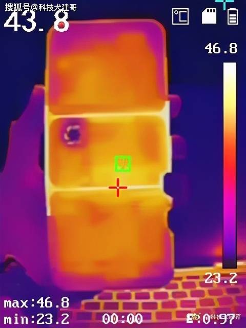 通过热成像仪来了解拯救者电竞手机2 pro的温度表现，分别是正面、侧面以