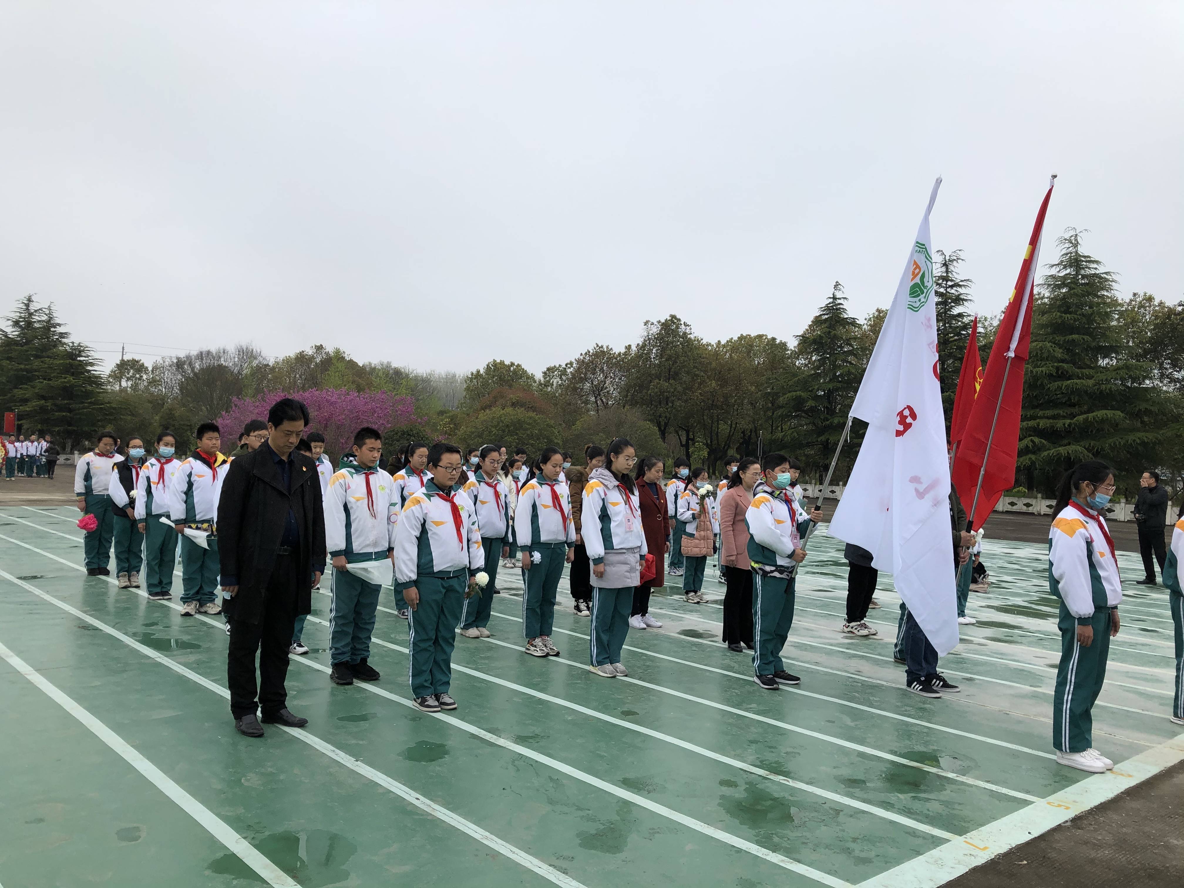 宝应县白田小学:清明祭扫英烈处 师生奋发犹可为