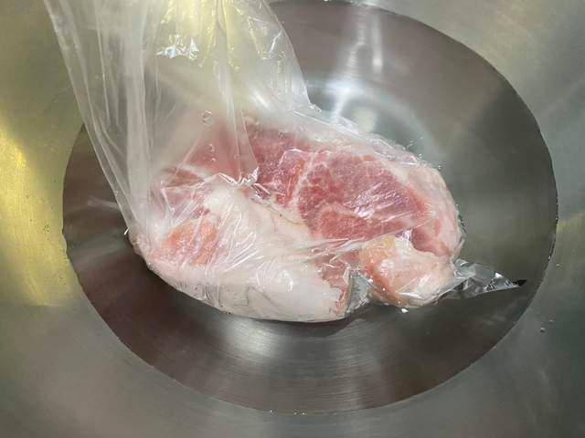 2,撒盐加醋解冻用金属盘子,把冷冻肉放在盘中,然后撒些食盐,再加一些