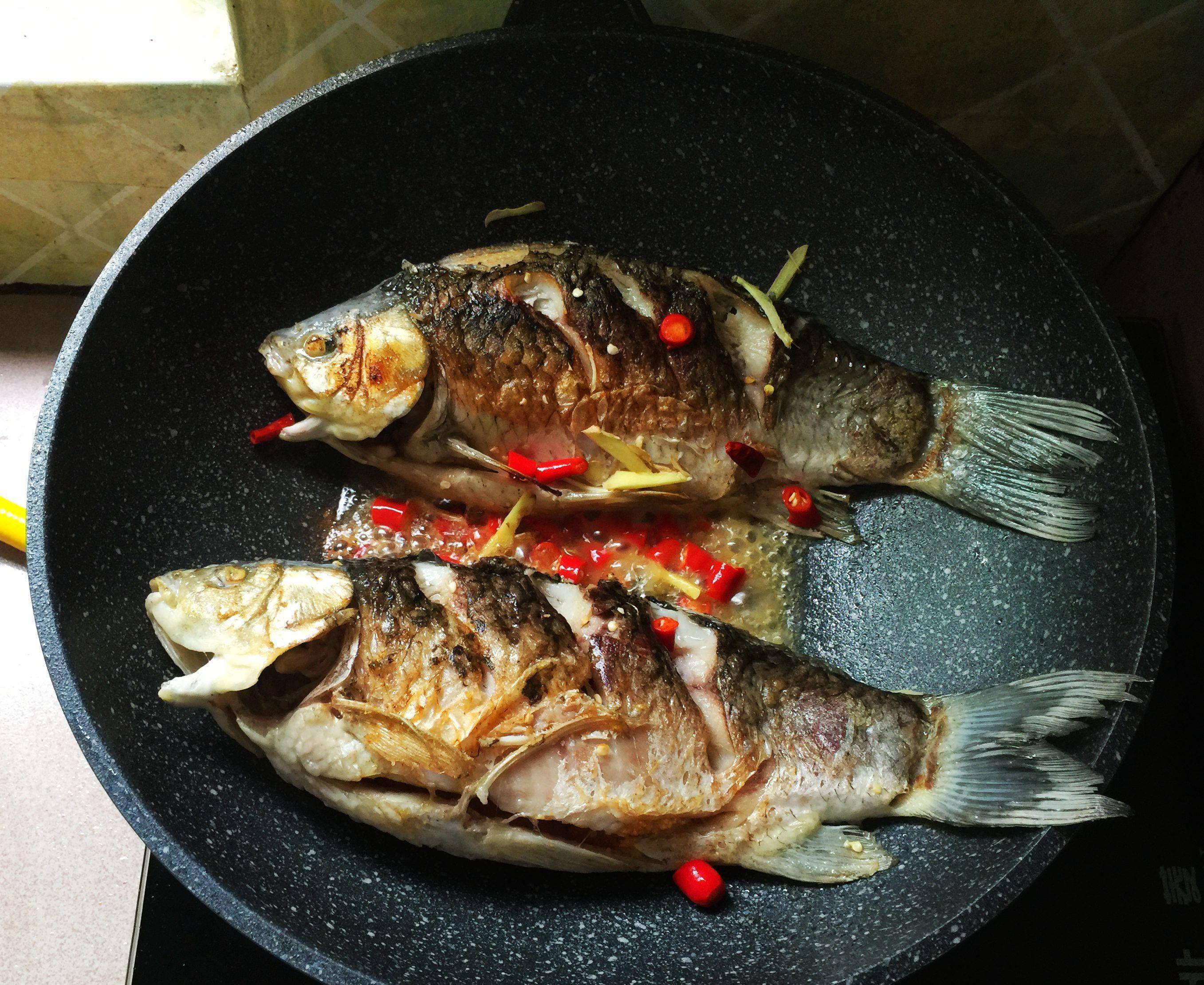 鲫鱼这么做没腥味特别鲜嫩我每天煮一锅连吃一周还是馋