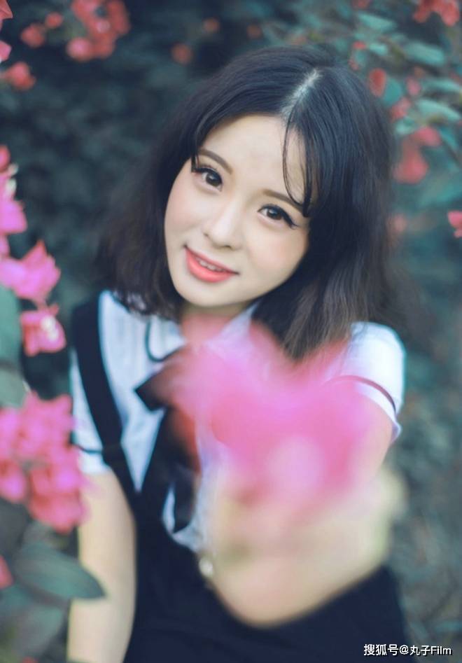 性感美女时尚写真:校园女神齐肩短发青春靓丽,清纯甜美迷人!