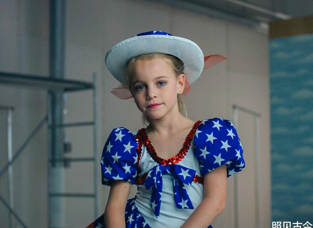 散不去的圣诞阴霾,选美小皇后为何命丧地下室_琼贝妮