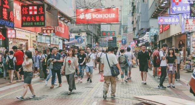 香港这条女人街没有中环看起来高大上，但是人流量一点都不少