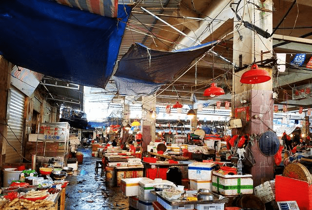 铜陵镇这座人民市场，能吃到漳州东山岛最特色的烧腱灵和宵米！
