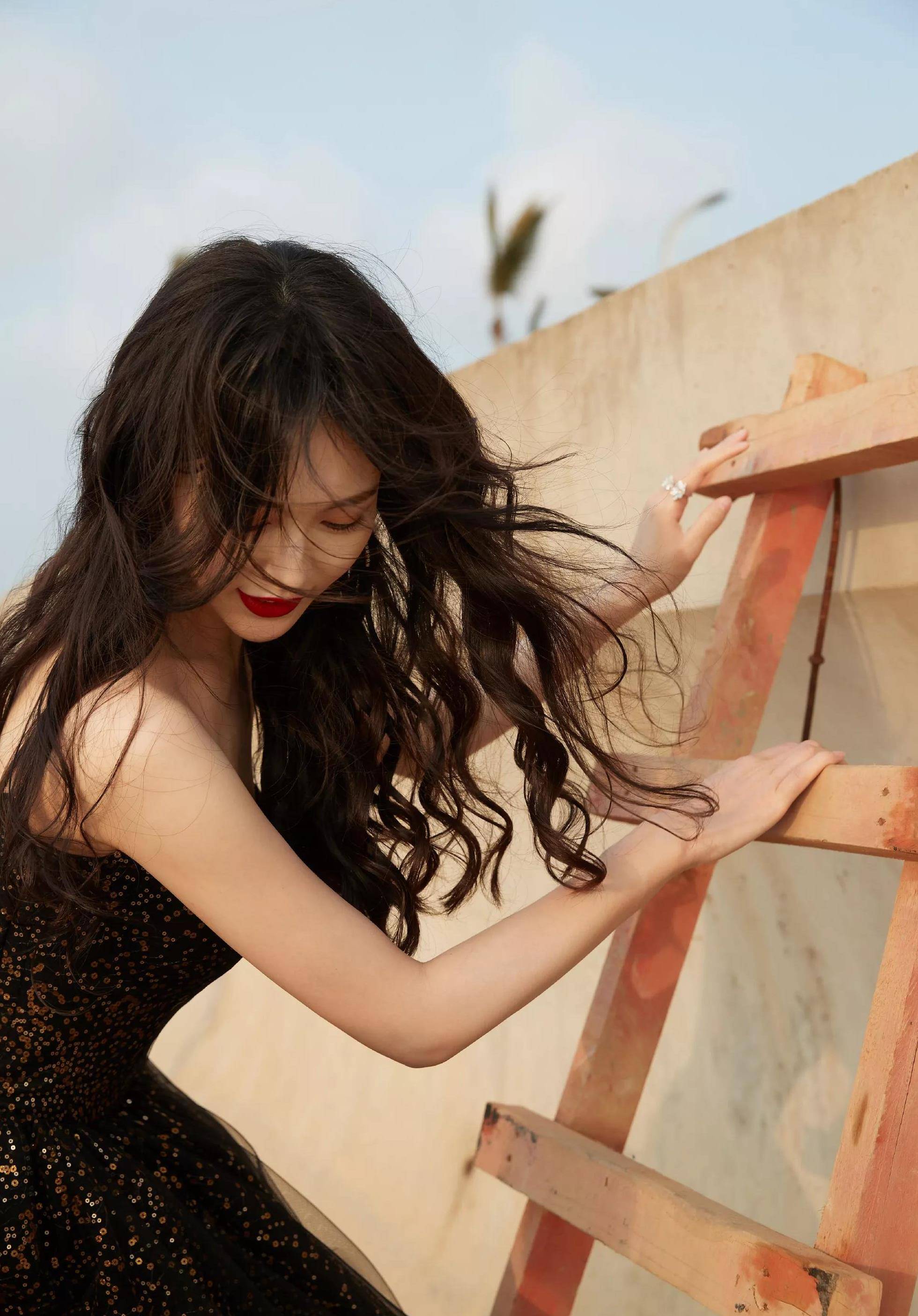 唐嫣海边大片,身穿亮片薄纱黑裙,红唇娇艳,风情万种