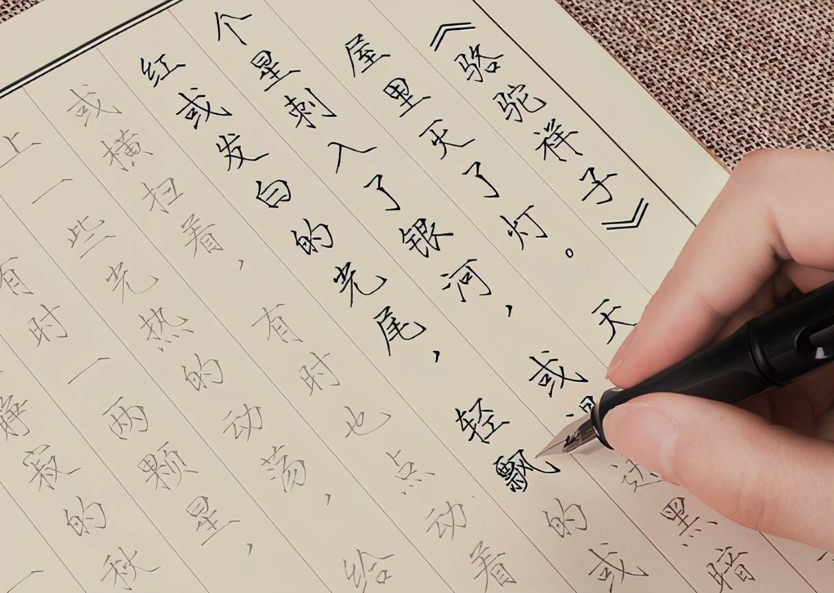 原创高中女生柚圆体走红字迹可爱风格治愈老师看后却头疼不已