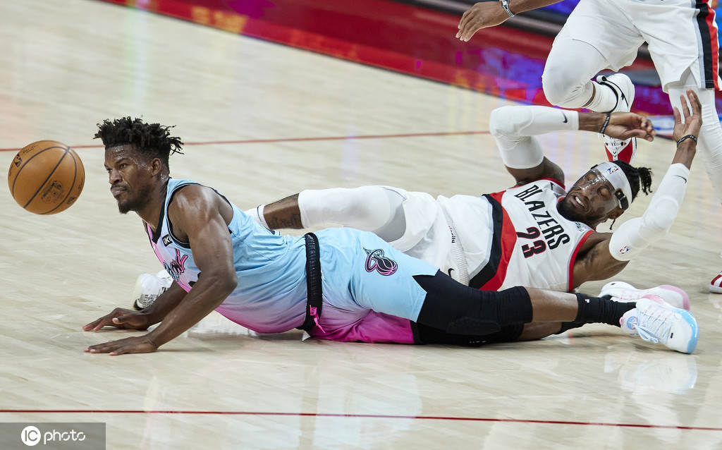 高清图:热火vs开拓者 利拉德倒地护球巴特勒上篮