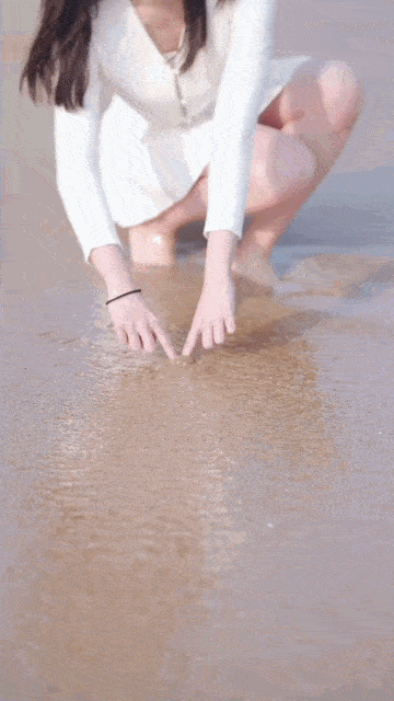 图片[1]-GIF搞笑段子：妹子，借着夏天的清爽，我们一起去海边画沙画吧！-妖次元