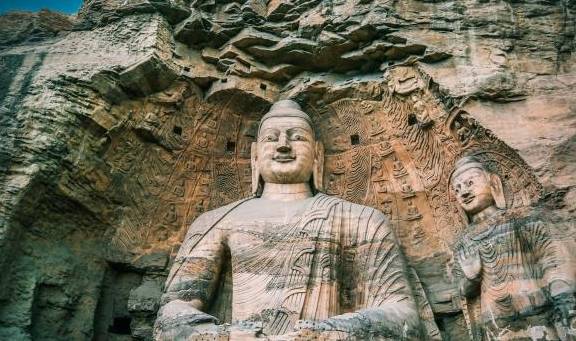 1500年的石窟，5万尊造像，最经典的一尊佛像神态随观赏角度而变
