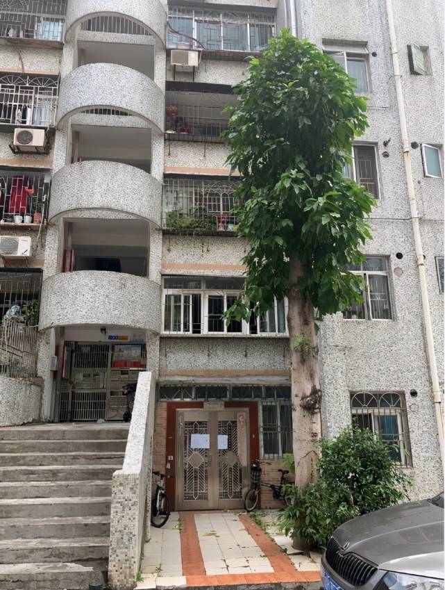 深圳市罗湖区一套发生过特大凶杀案的住宅司法拍卖竟然以424万高价