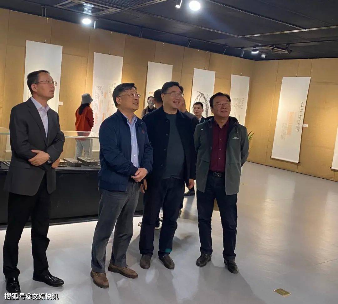 接收会稽金石博物馆馆长张笑荣先生的捐赠 供稿:集团交流合作部
