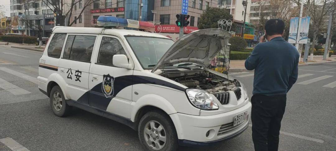 警车亏电无法启动,搭电救援成功【参与人员】1人【被救援人感言】非常