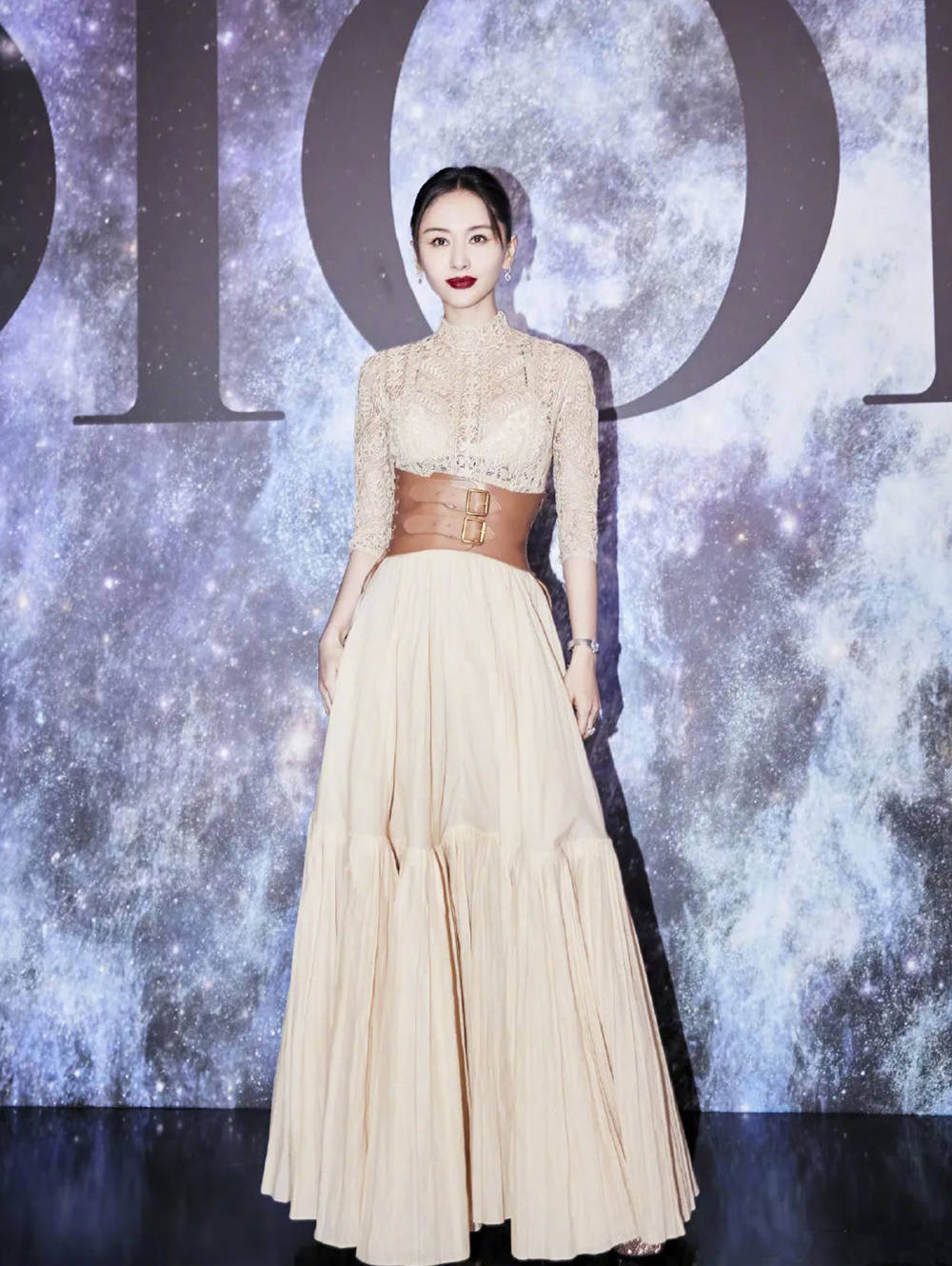 王子文吴永恩牵手走红毯王子文气场十足不愧是小个子女生的穿搭榜样