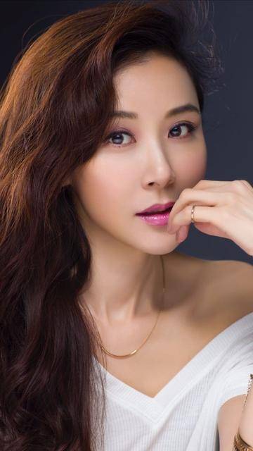 原创冻龄女神萧蔷真敢穿短裤配薄纱走个性风电杆腿抢镜