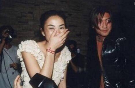 王菲谢霆锋近况被曝 手牵手的姿势几十年不变 同回女方豪宅 仙人