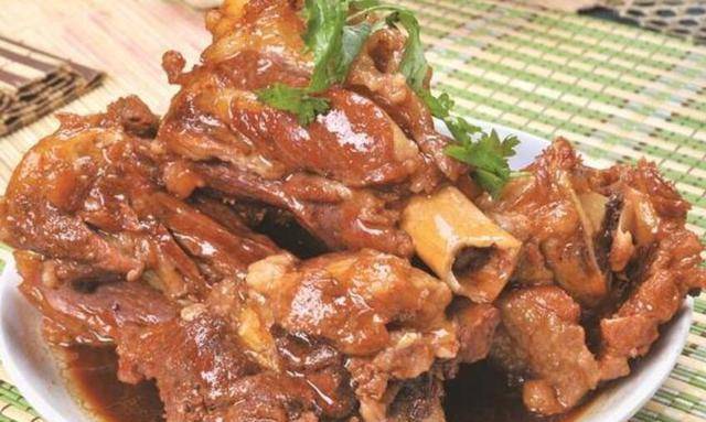 正宗东北酱大骨配方揭秘,筒骨酱香浓郁诱人,啃起来非常过瘾