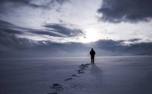 我的身影,在这个不眠的夜晚独自感伤_一个人