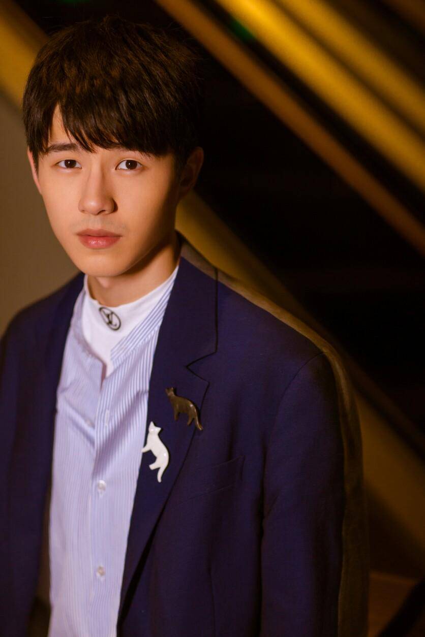 18岁斩获主流奖项,身高185,0炒作,0绯闻,这么优秀为何红不了_刘昊