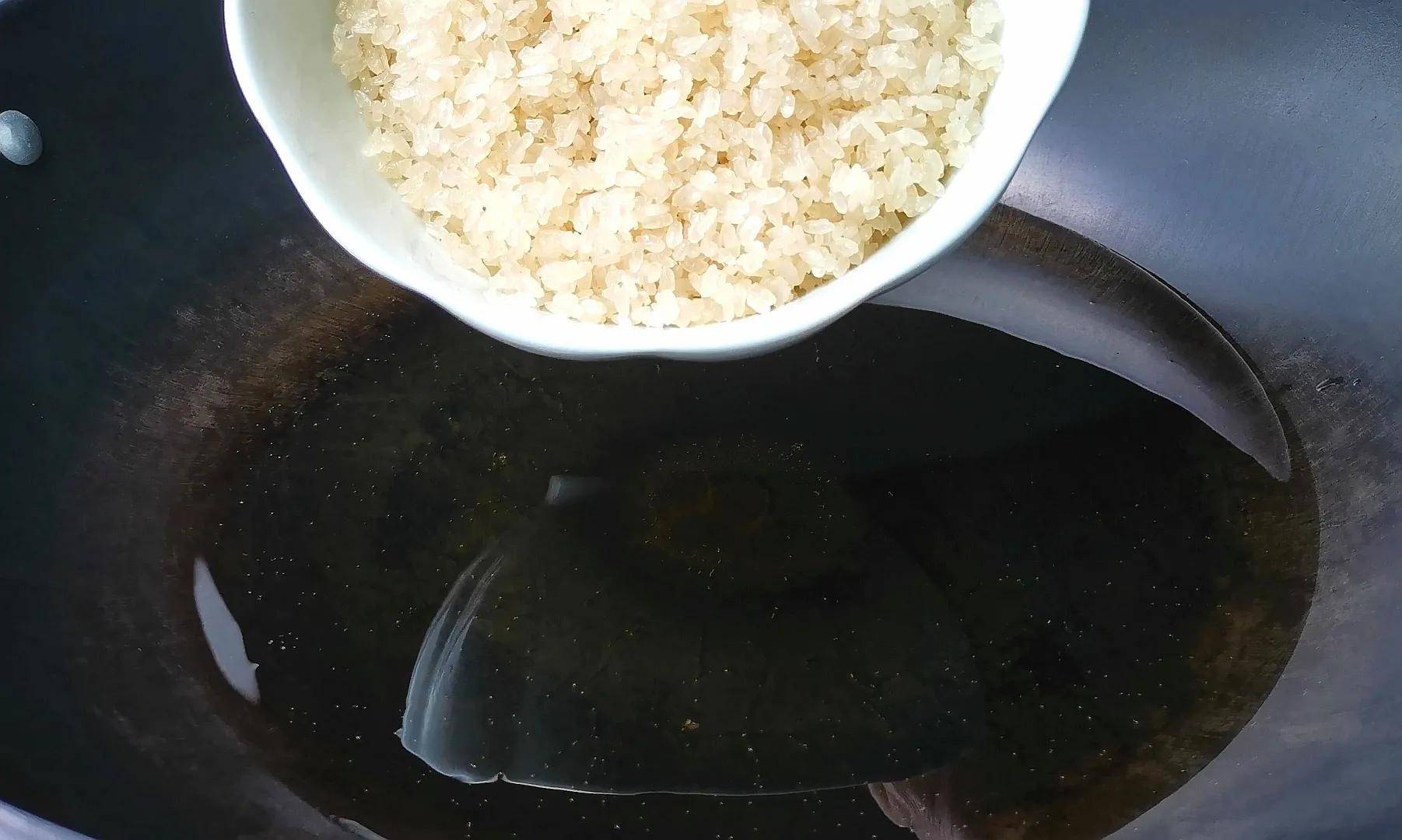 把大米倒进油锅里个个爆开花,简单4步,轻松做成米花糖