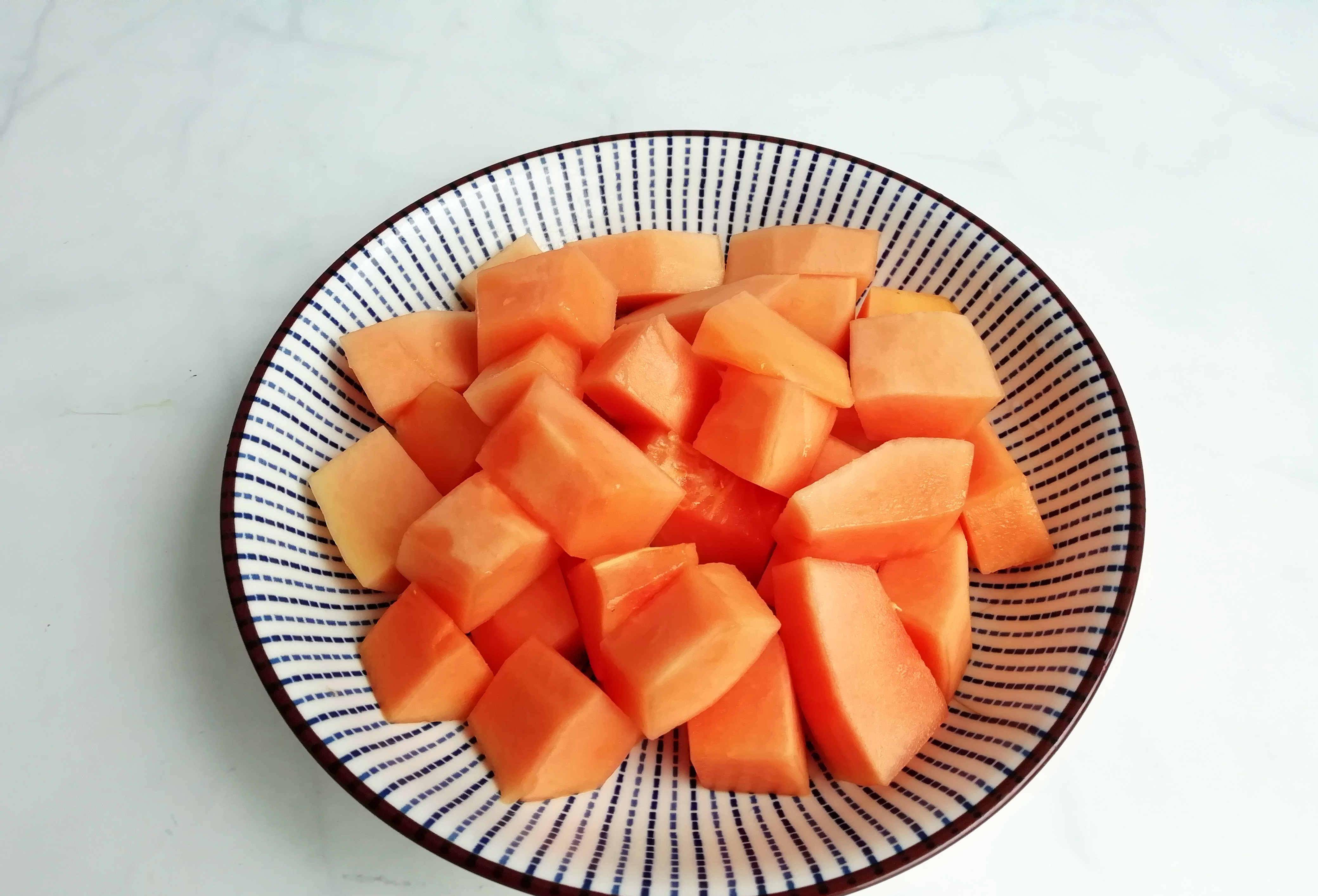 第三步:把切好的木瓜放入一个大碗中,倒入适量清水,放入冰糖,入蒸锅