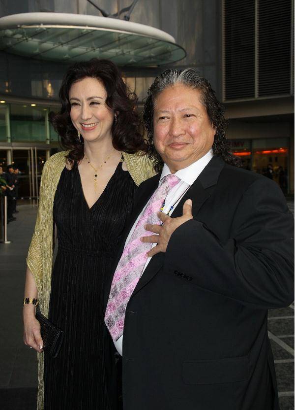 洪金宝的老婆身材真好穿黑裙显得腿好长比丈夫还高一头