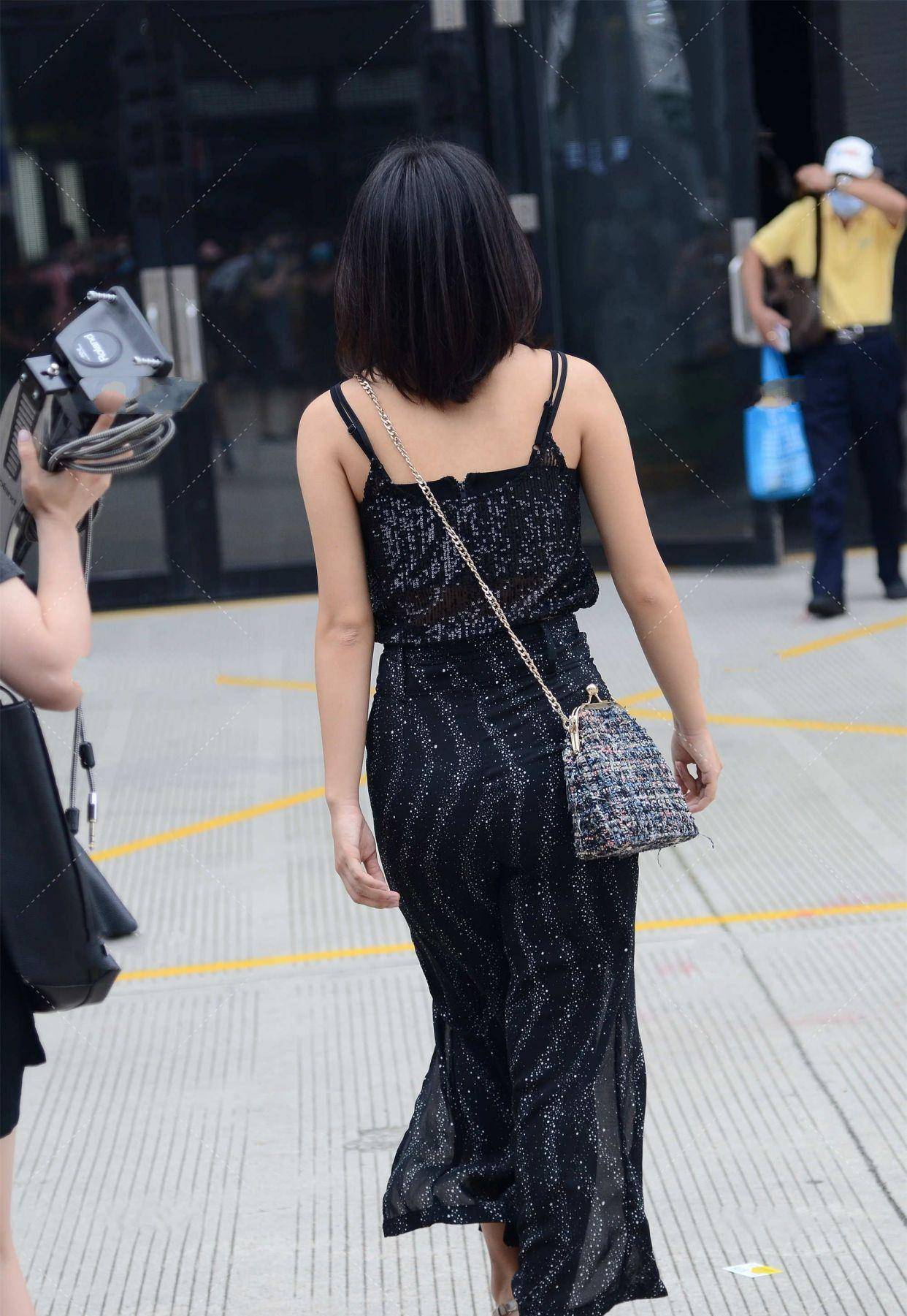 原创亮片装饰连体衣搭配一双银亮色高跟鞋,华丽高贵,穿上有气质