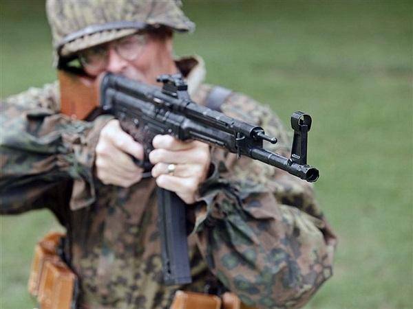 但说实话,stg44突击步枪的研发其实并不是希特勒的功劳,甚至还差点被