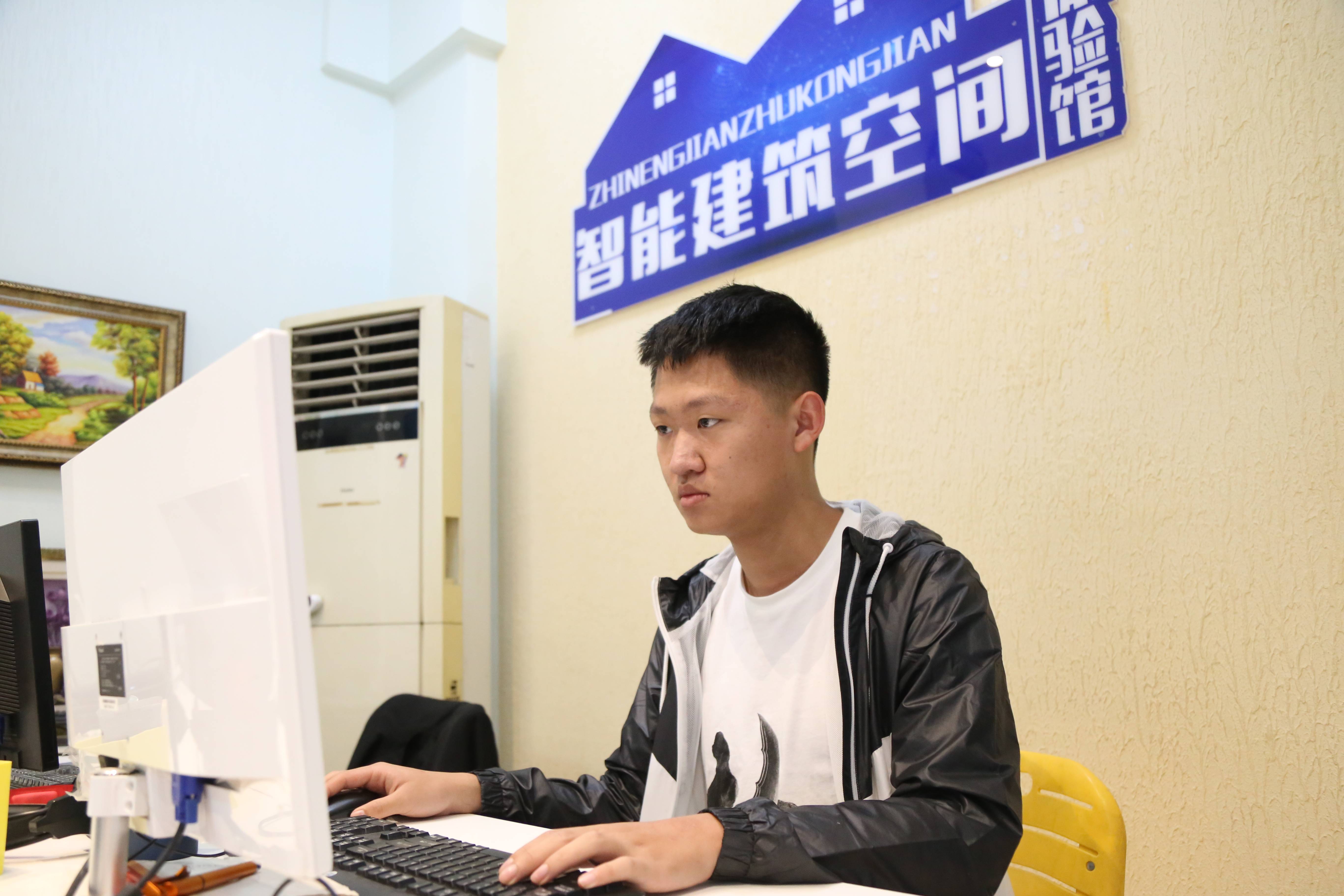 新生故事:初中选择新华学技术,以全新姿态实现新梦想_刘轩辰