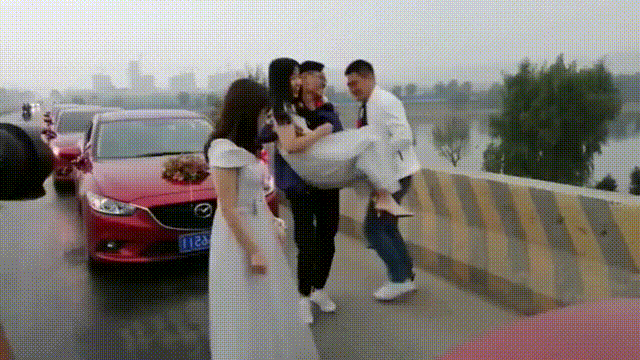 图片[4]-搞笑段子GIF：新娘结婚不懂规矩，一下全部抓走，这事要老娘的命啊！-魔性次元