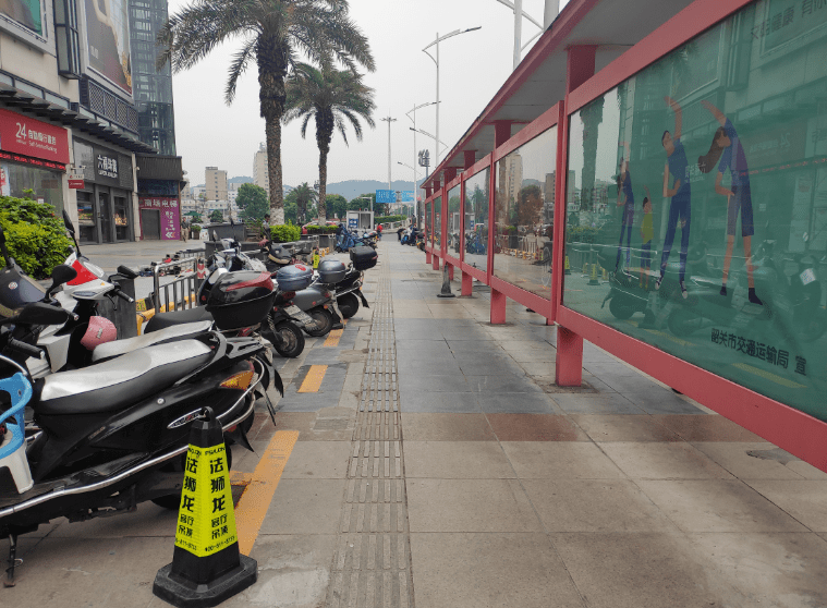 风度名城购物中心门前区域设置为机动车停车场,市民