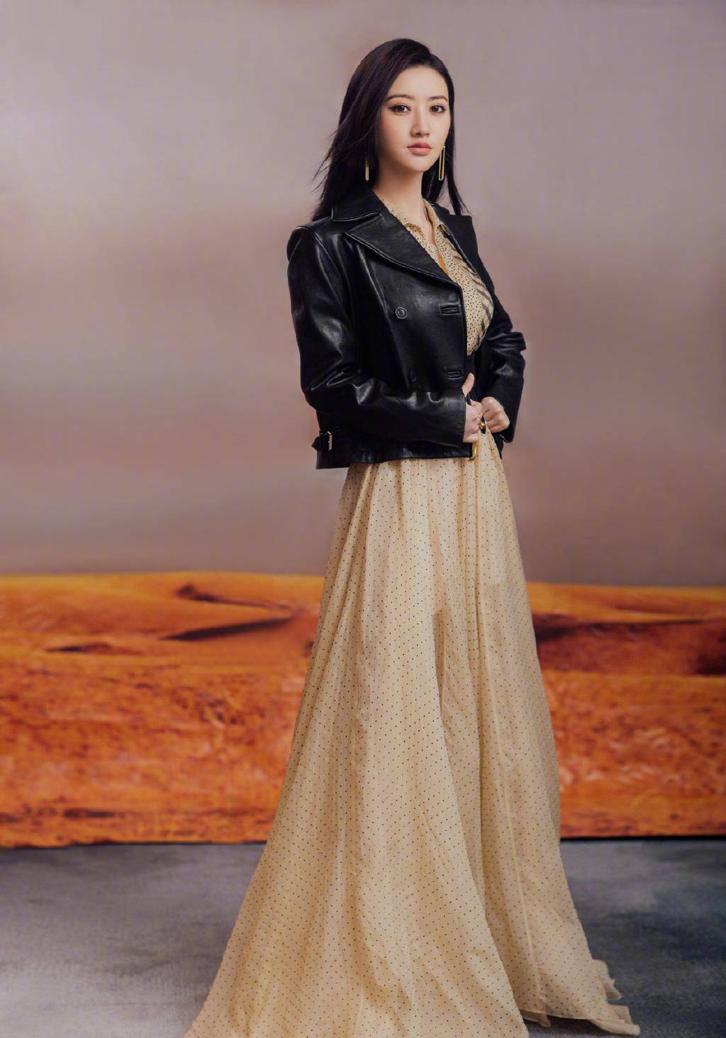 景甜穿千鸟格西服男友力爆棚内搭针织衫撑出丰满感身段妖娆