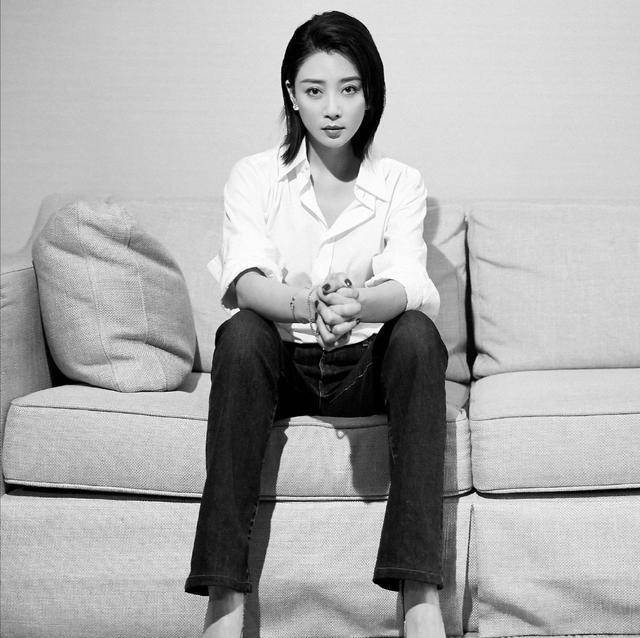 原创殷桃把直筒牛仔裤穿火了!简单配白衬衣干练优雅,踩高跟秀铅笔腿