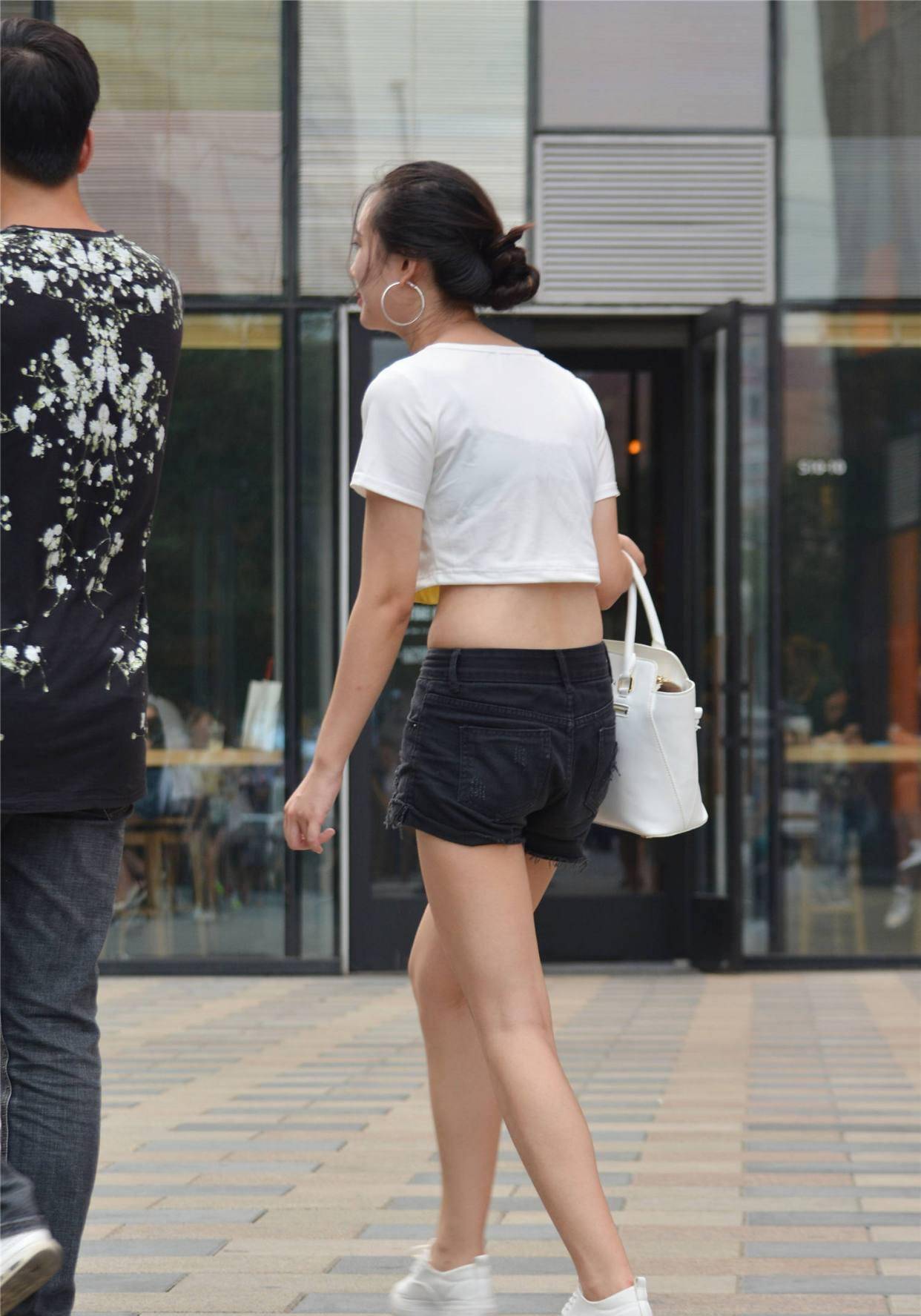 低腰牛仔短裤搭配短衣襟半袖穿出年轻感觉清新又有活力