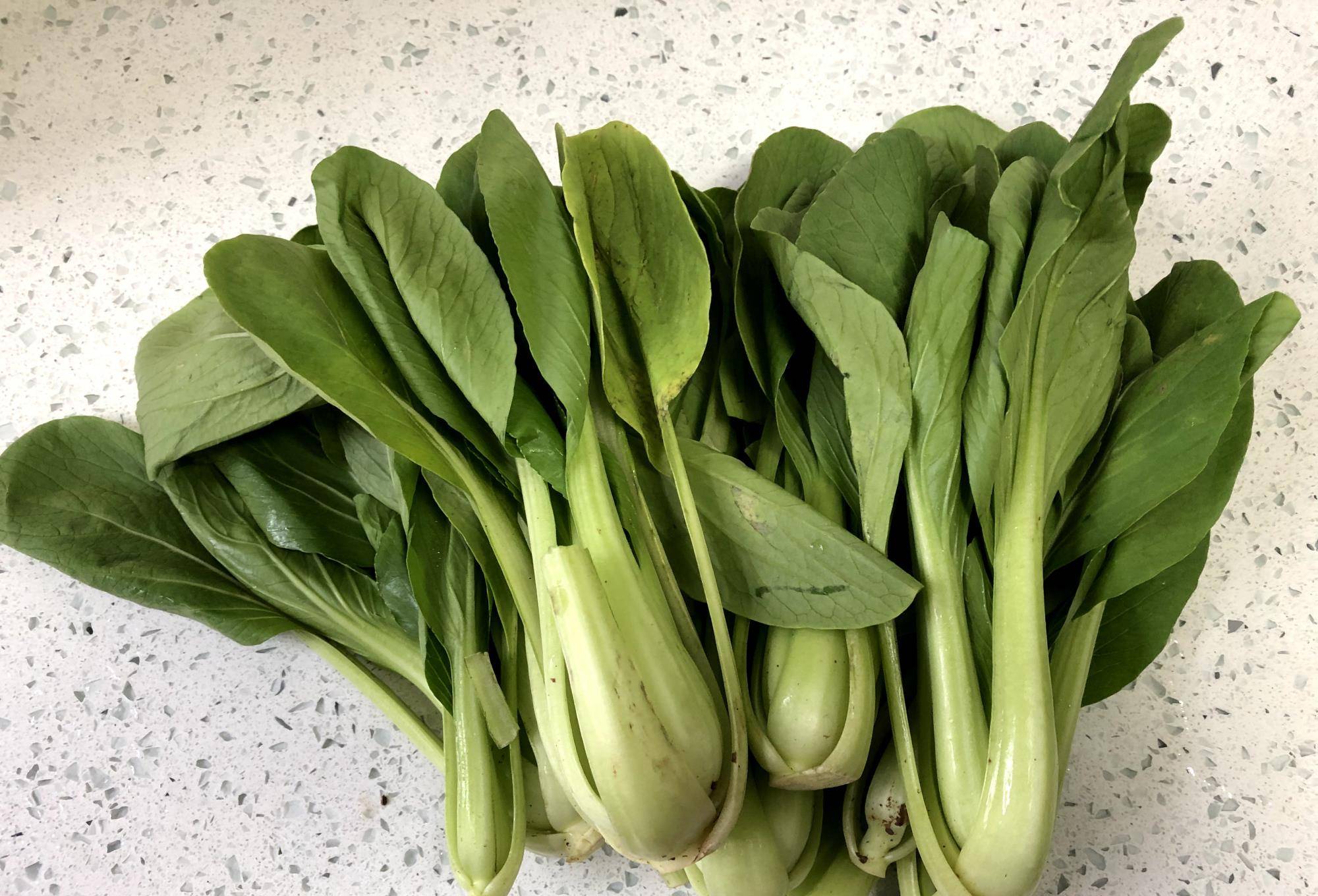 炒青菜时用不用焯水很多人做错难怪炒出来的青菜发黑不好吃