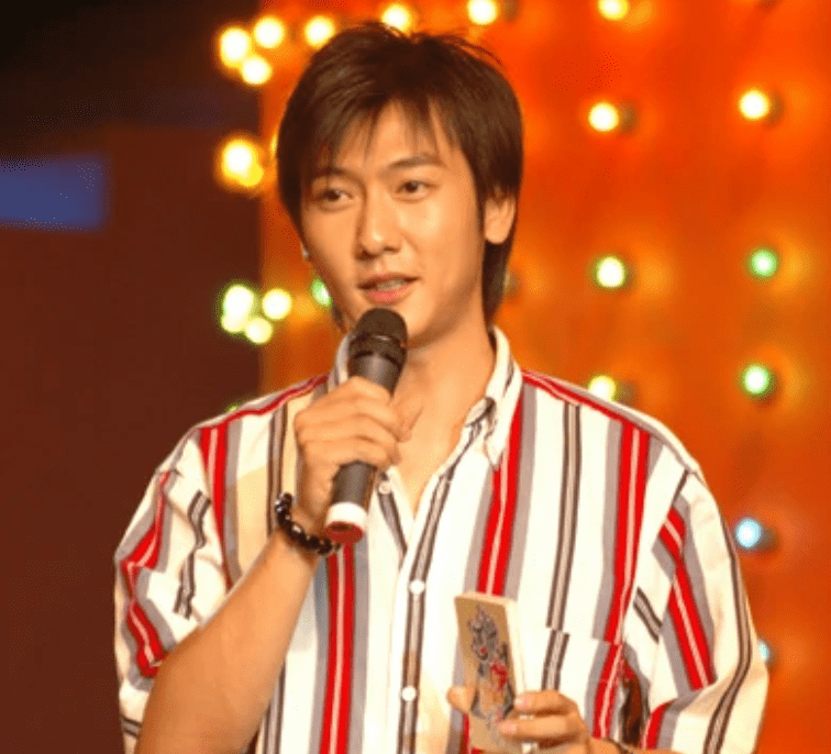 从央视主持到龙套又因山河令大火的王若麟穿豹纹戴粉发雌雄难辨