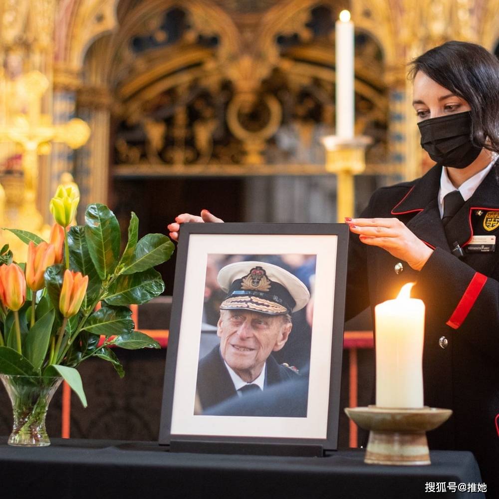 女王陛下,皇室成员和爱丁堡公爵家族随后将经由加利利门廊离开小教堂.