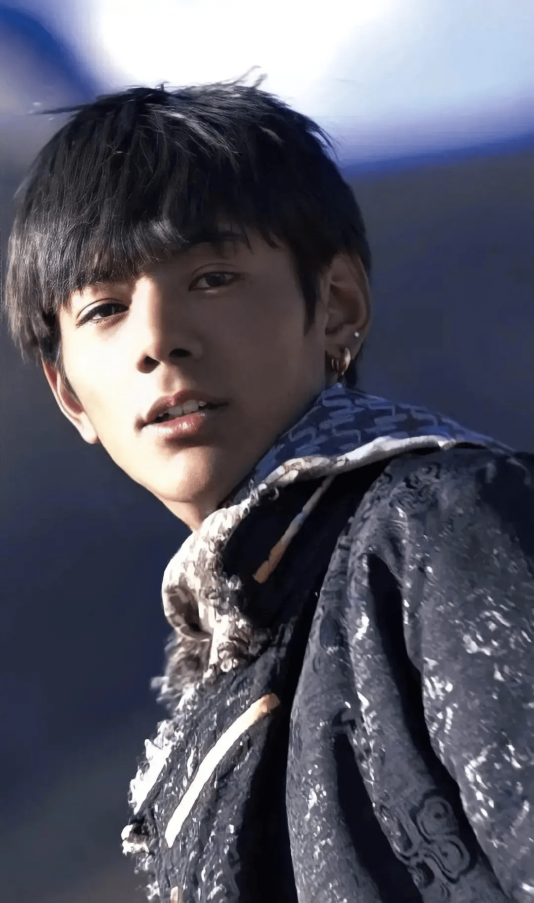 原创丁真受邀参加联合国演讲!穿笔挺西装成"总裁",换发型后仍帅气