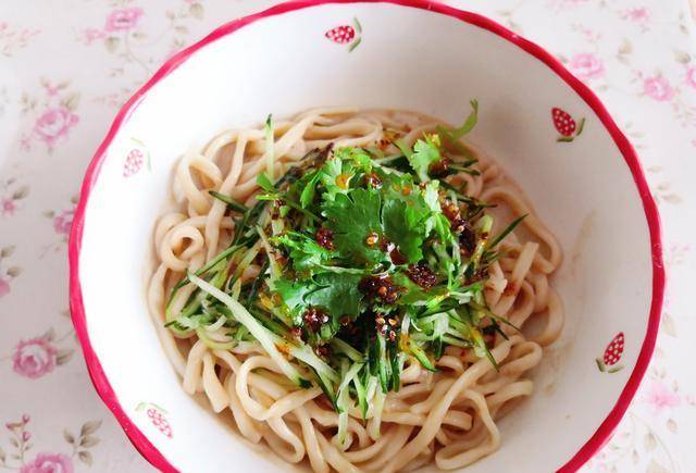 最后淋上辣椒油,当然这辣椒油要现炸的更香.