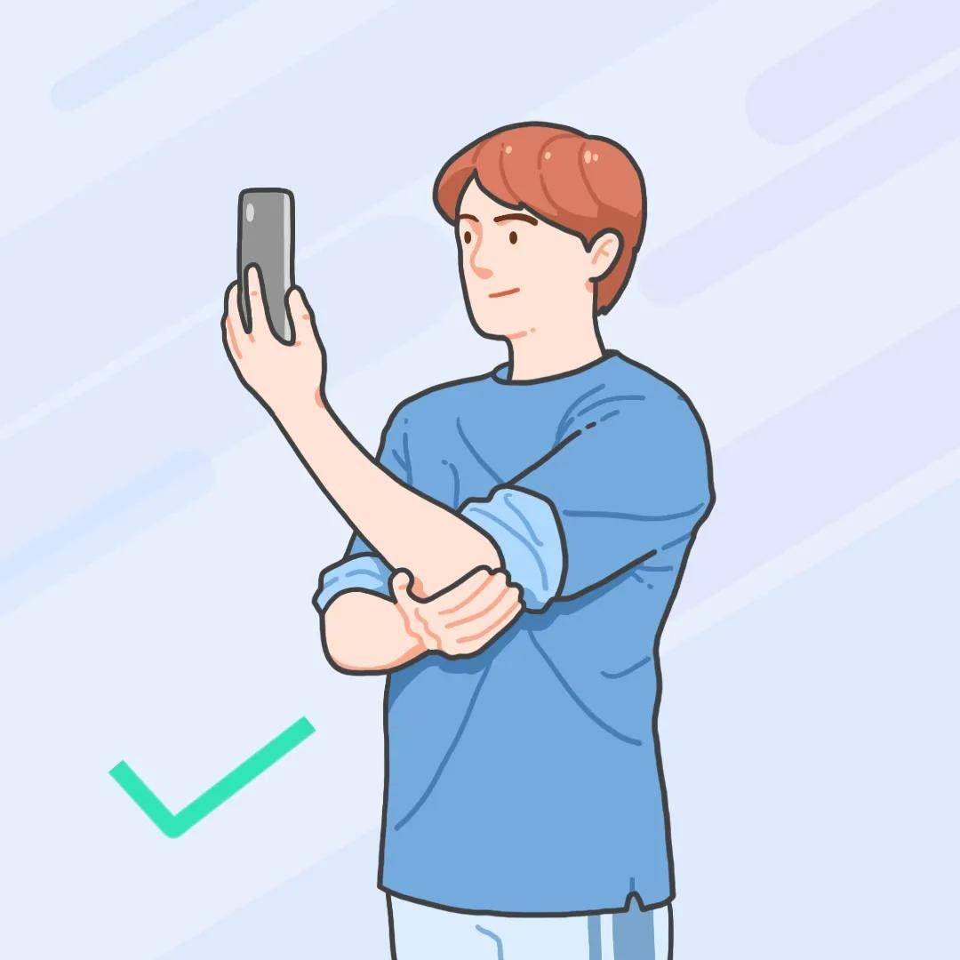 而站姿或没有桌子时,可以抬起手肘,另一只手拖住肘关节,将手机正对