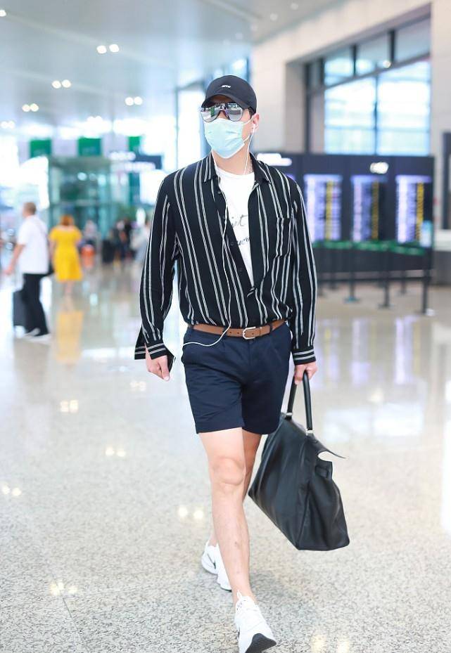 张亮的超模身材迷人穿衬衫配短裤白皙双腿不比女明星差