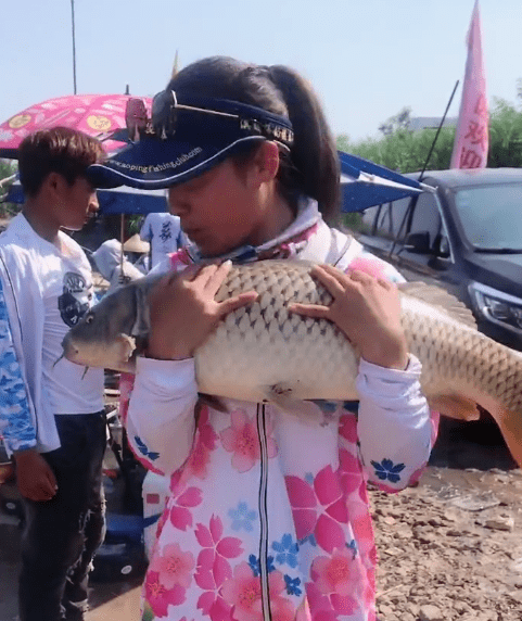 钓鱼钓到大汽车静海花园今日钓走四辆皮卡坑老板竟然身价上亿